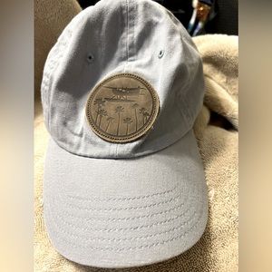 💙Vineyard Vines hat with leather strap. Never worn💙